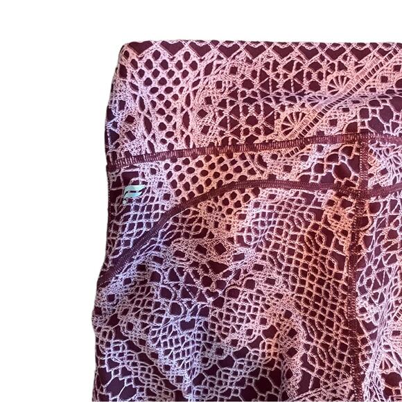 FABLETICS Mid Rise Printed Pureluxe Capri Purple Size XS Performance Wear Sporty - Picture 8 of 9